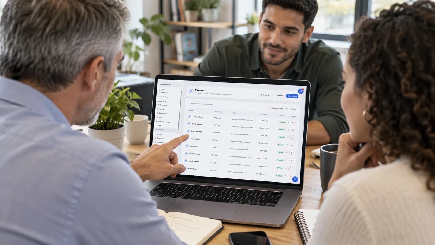 Personas mirando el sistema de gestion
